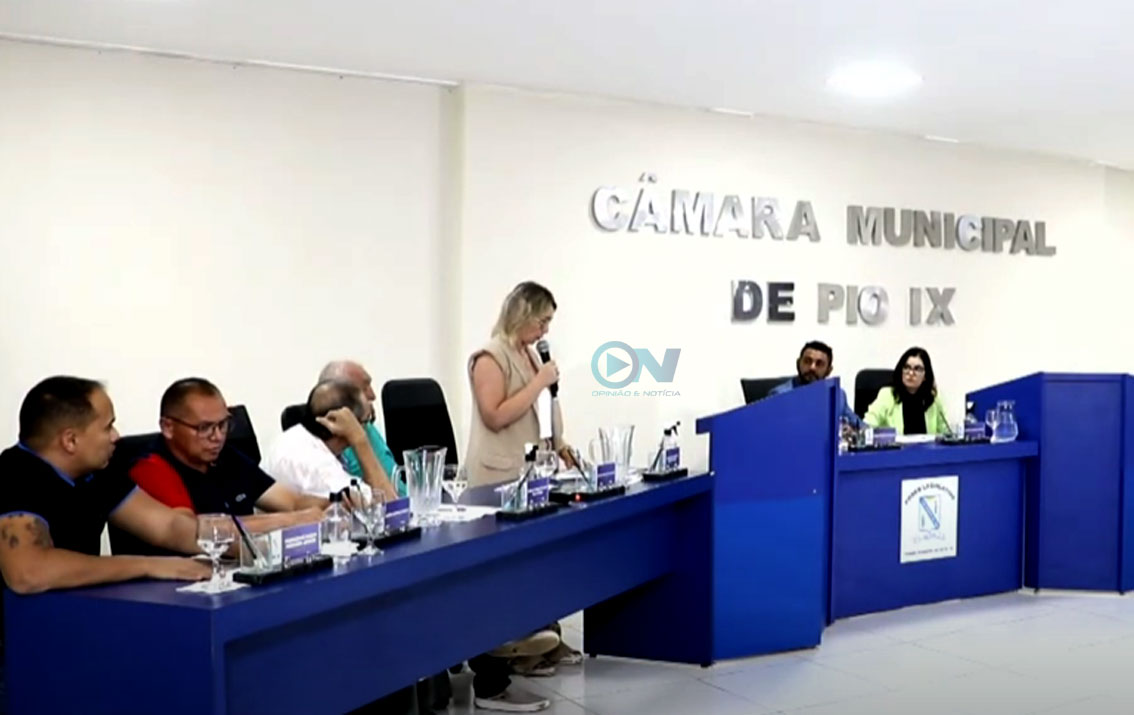 Presidente da Câmara de Pio IX manda vereadora subir no telhado para fiscalizar obra